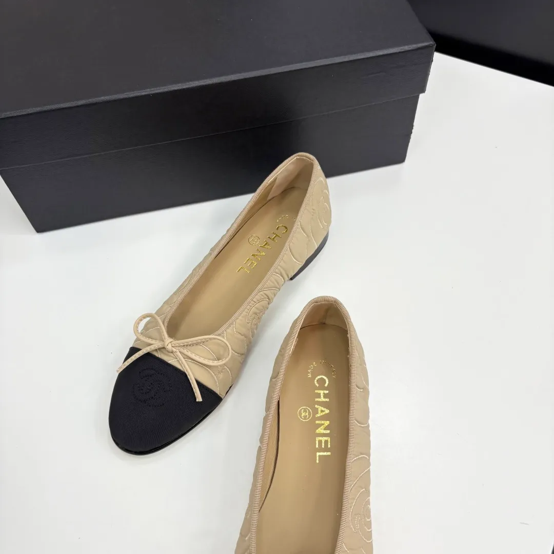 👟👟Ex-factory price 540👟👟 25Fw early spring latest color Chanel Xiaoxiang bow ballet flat shoes Believe me, this is a pair of ballet shoes that can take you to good places🩰 Upper: original lace mesh inner lining: no lining Sole: Italian genuine leather outsole Size: 34-41 regular size (34.40.41 customization is not returnable)